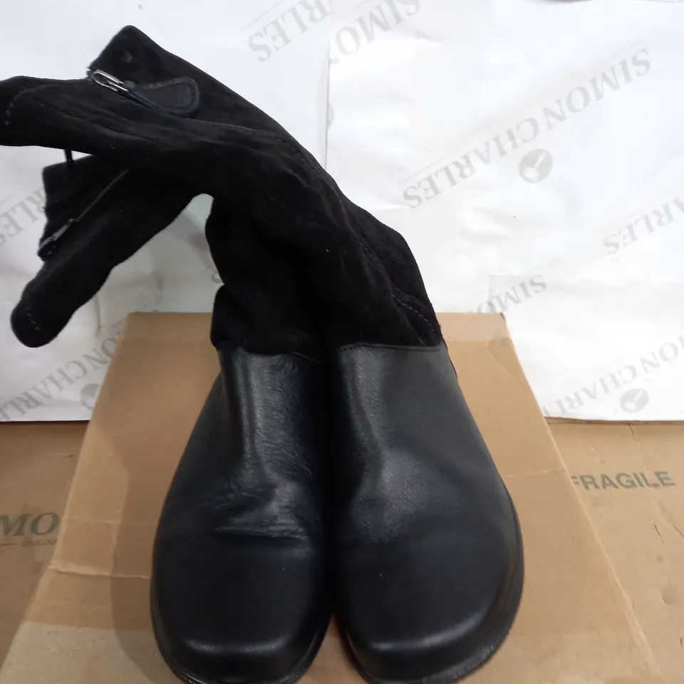 CUSHION-WALK E-CURVY BOOTS SIZE 7