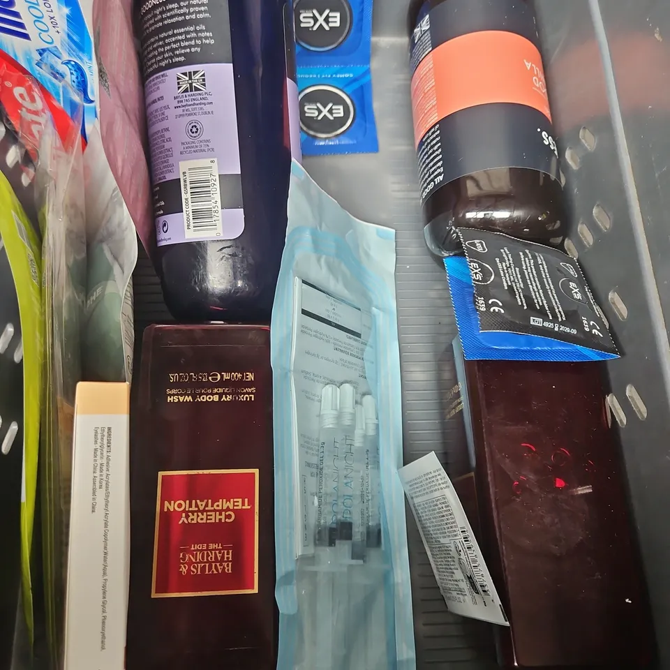 APPROXIMATEY 20 HEALTH AND BEAUTY PRODUCTS TO INCLUD - LISTERINE - TAMPAX - FOLDING MIRROR - BODY WASH - ETC