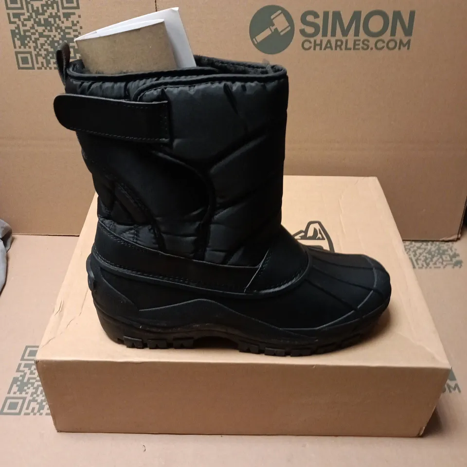BOXED PAIR OF POLAR MENS MUCK NYLON BOOTS IN BLACK - UK 10