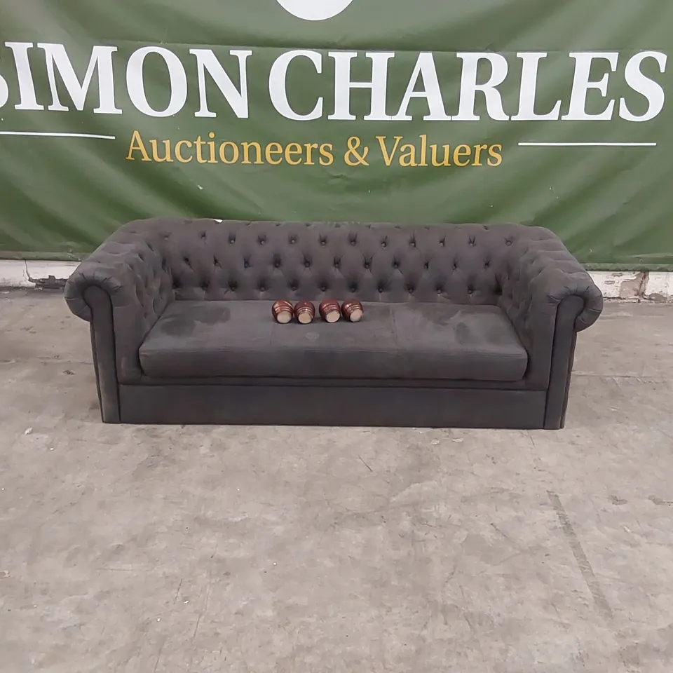QUALITY DESIGNER GREY FABRIC UPHOLSTERED BUTTON BACK SOFA 