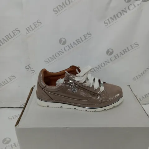 BOXED PAIR OF MODA IN PELLE ARIELA TRAINER TAUPE SIZE 6