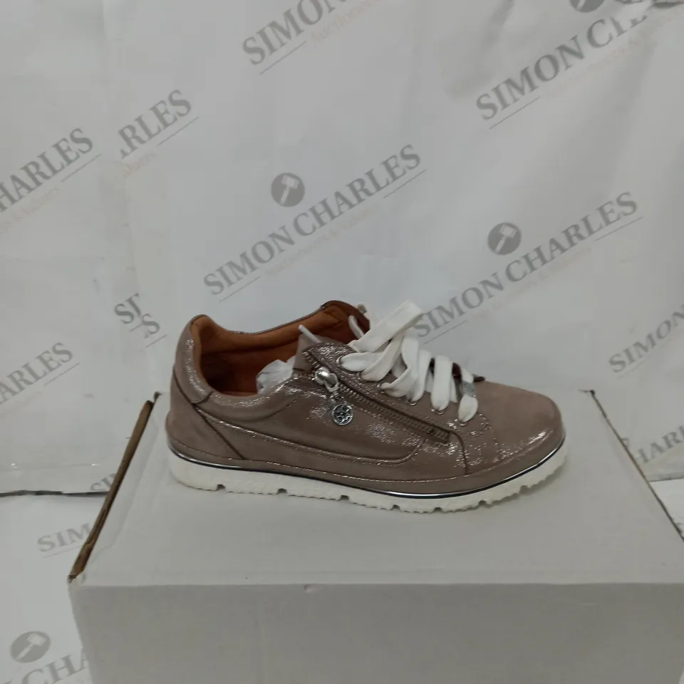 BOXED PAIR OF MODA IN PELLE ARIELA TRAINER TAUPE SIZE 6