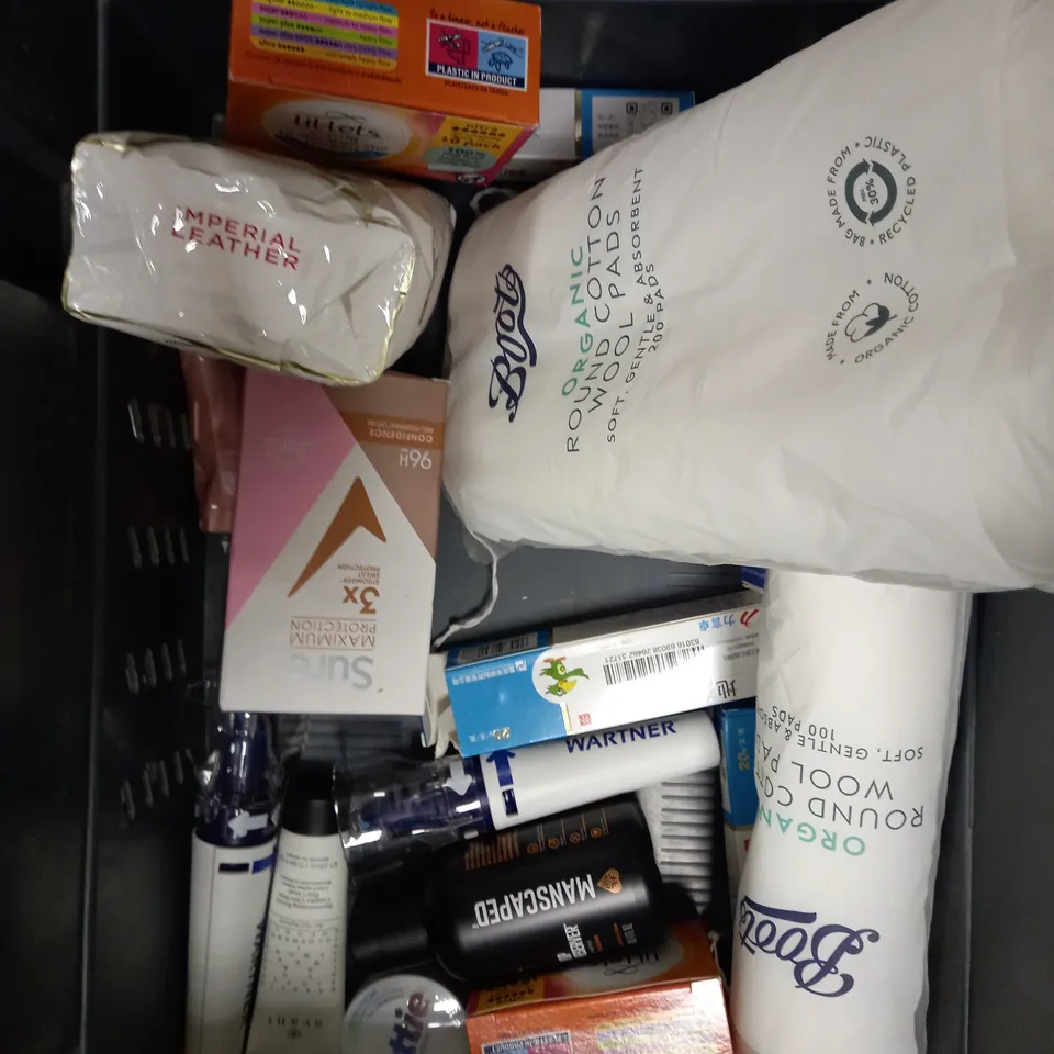 BOX OF APPROXIMATELY 20 ASSORTED HEALTH & BEAUTY PRODUCTS TO INCLUDE BRUSH TRIANGULAR POWDER PUFF DUO, AVEENO BODY OIL SPRAY, SIMPLY VENUS RAZOR ETC 