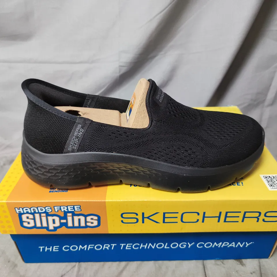 BOXED PAIR OF SKECHERS GO FLEX WALK TRAINERS IN BLACK - UK 6