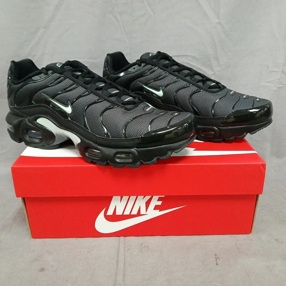 BOXED PAIR OF NIKE AIR MAX PLUS SHOES IN BLACK/MINT SIZE UK 6