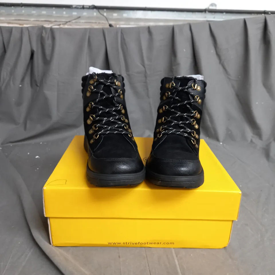 BOXED STRIVE COTSWOLD WATERPROOF LACE-UP WALKING BOOT SIZE 8 