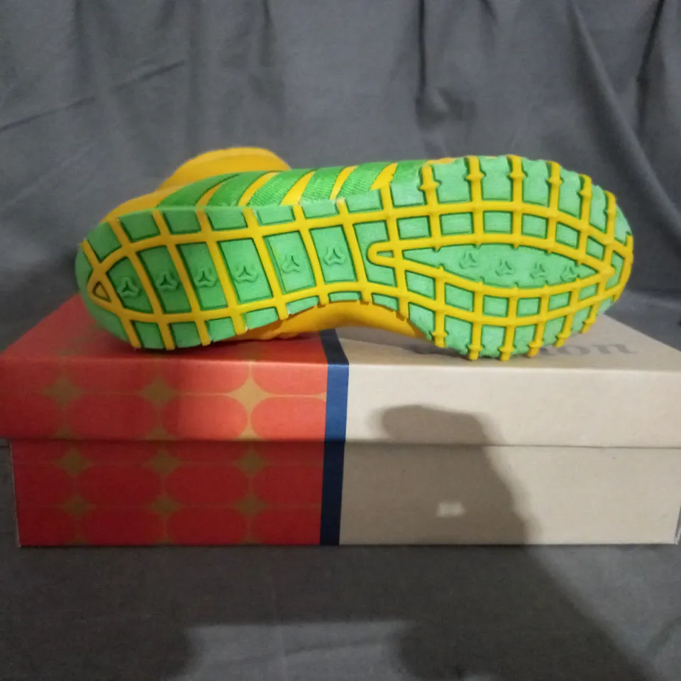 APPROXIMATELY 16 BOXED PAIRS OF BULLION HI TOP TRAINERS IN VARIOUS SIZES TO INCLUDE SIZE 8  