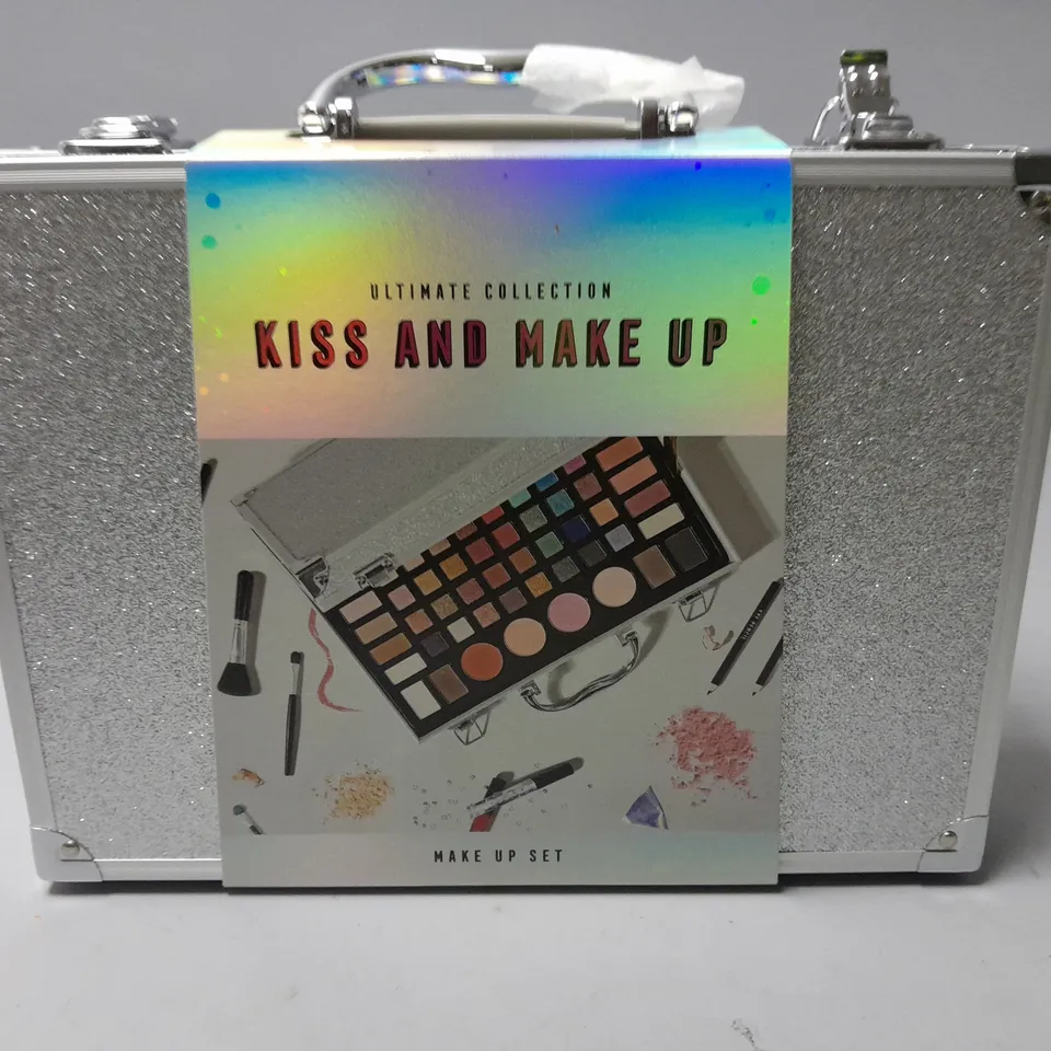 ULTIMATE COLLECTION KISS AND MAKE UP SET