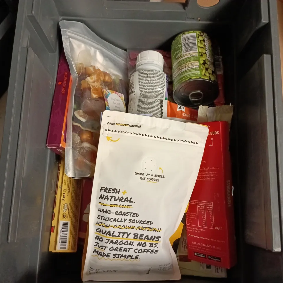 APPROXIMATELY 12 ASSORTED FOOD AND DRINKS ITEMS TO INCLUDE - SIMPLY COOK BALINESE CURRY RECIPE KIT, BULDAK HOT SAUCE CARBONARA FLAVOUR, MACLEANS ALL BUTTER SHORTBREAD ETC 