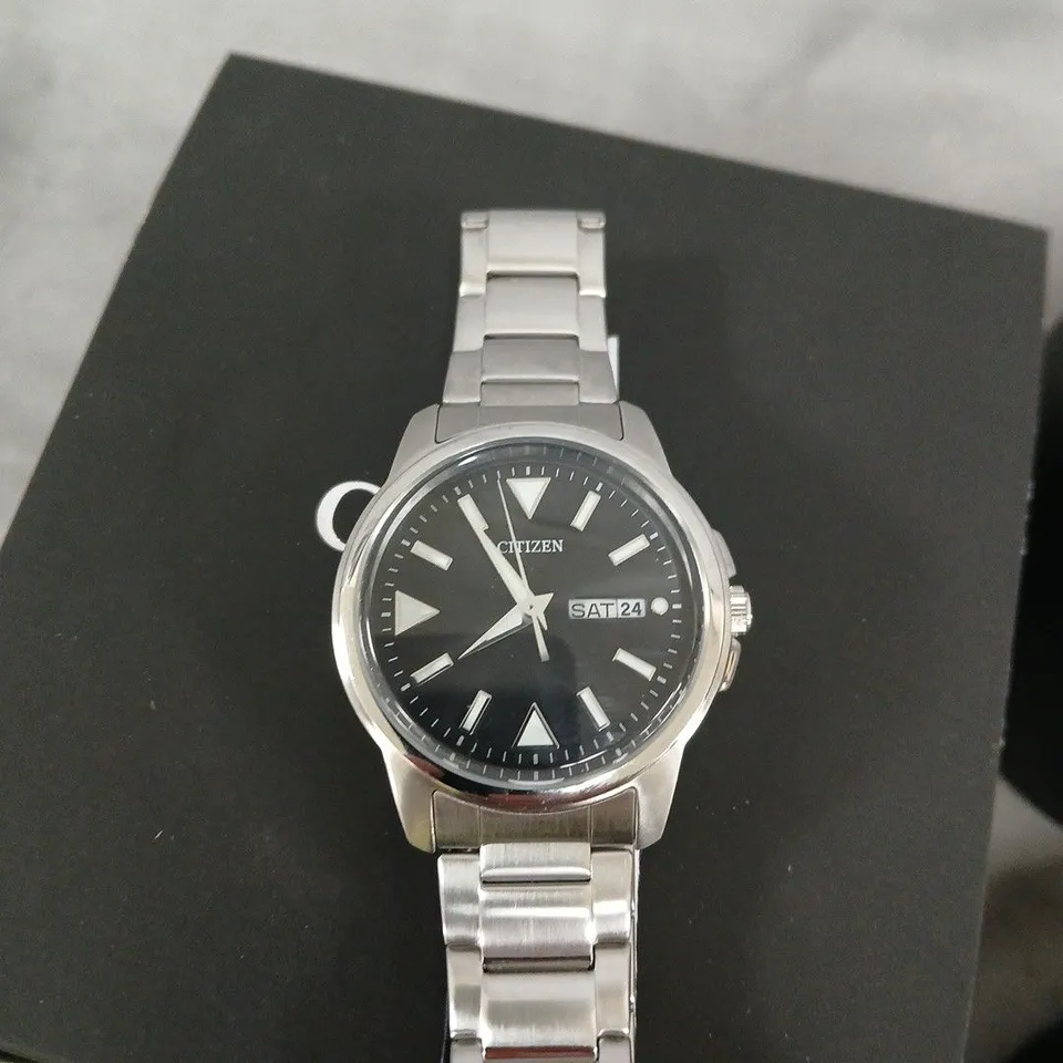 CITIZEN GENTS ECO-DRIVE DAY/DATE STAINLESS STEEL BRACELET WATCH – BLACK DIAL (BOXED)