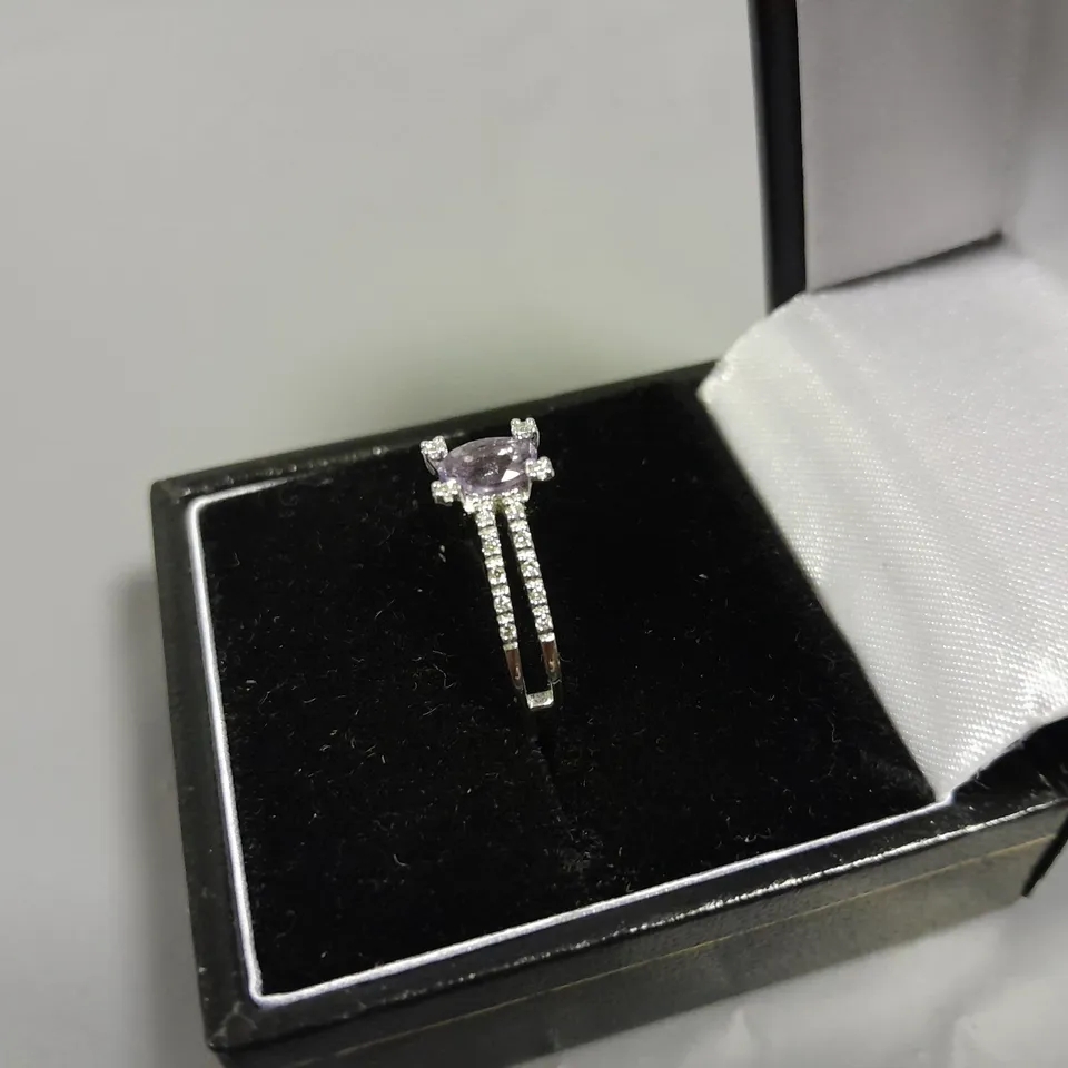 18CT WHITE GOLD RING SET WITH AN AMETHYST AND NATURAL DIAMONDS TO THE SPLIT SHANK