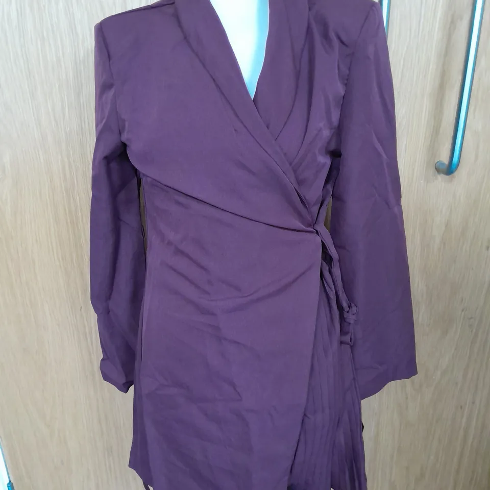 EMERY ROSE PLEATED WRAP MINI DRESS IN BURGUNDY SIZE M