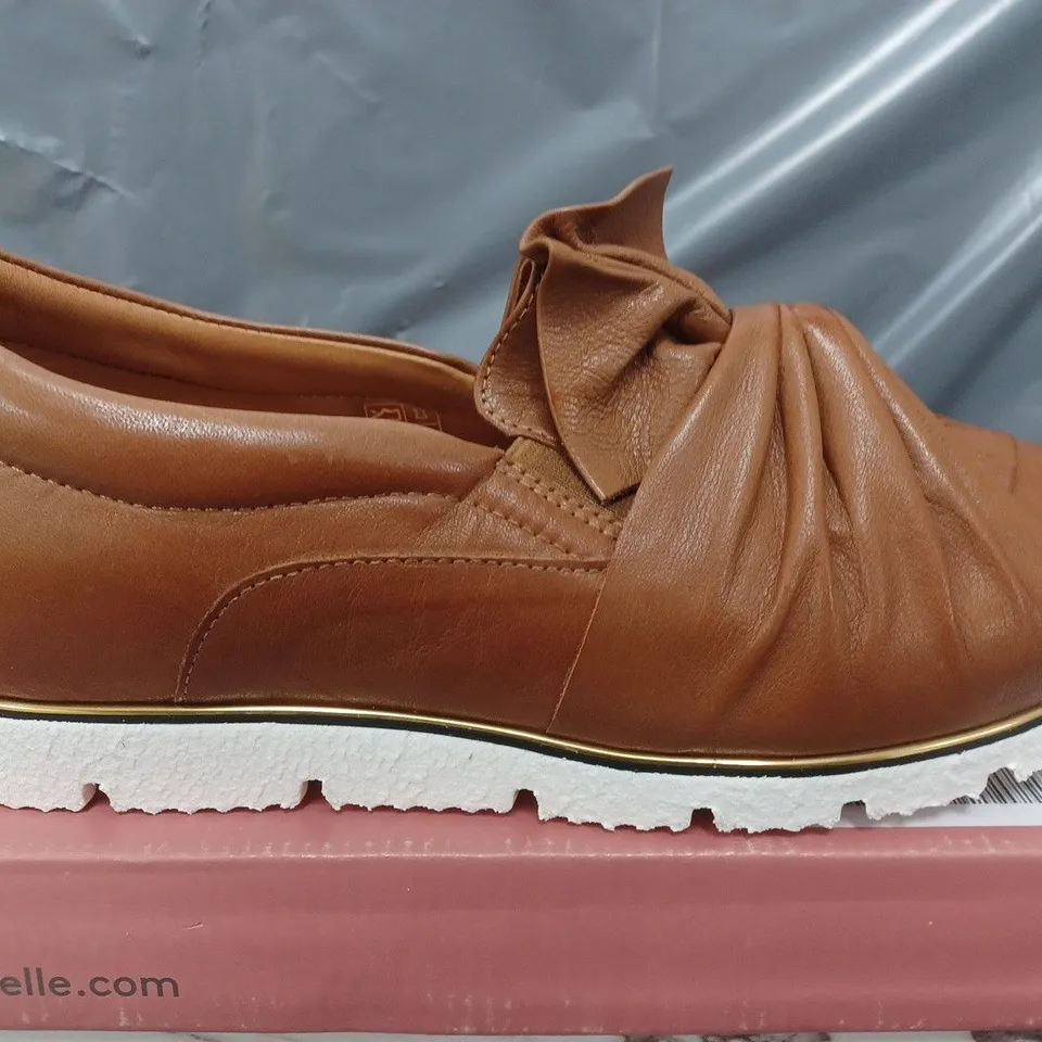 BOXED MODA IN PELLE ANETTE LEATHER BOW TWIST UPPER WITH FLEX SOLE TRAINERS IN TAN - SIZE 40