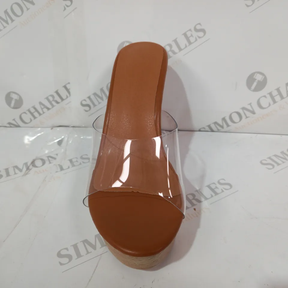 BOXED PAIR OF DESIGNER OPEN TOE BLOCK HIGH HEELS IN TAN/WOOD EFFECT EU SIZE 38