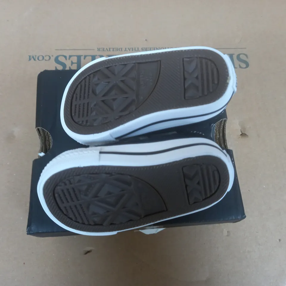 PAIR OF CONVERSE OX TRAINERS - UK 2