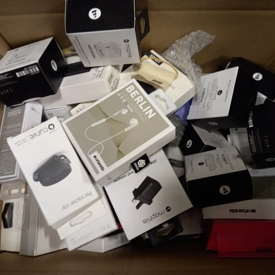 BOX OF APPROX 15 ASSORTED ITEMS TO INCLUDE - URBANISTA BERLIN - MOPHIE USB-C PD WALL ADAPTER - MOPHIE WALL ADAPTER ETC