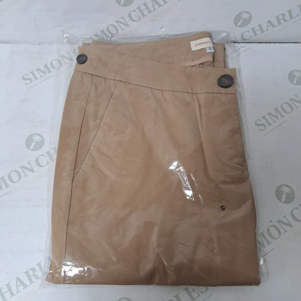 SEALED SET OF 16 BRAND NEW CORPORATIVE STYLE CHINO PANTS IN BROWN - SMALL