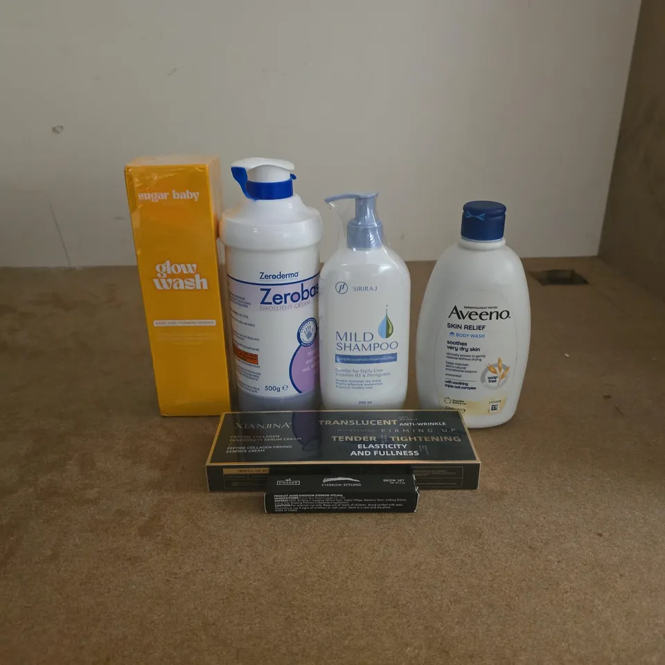 TOTE OF APPROXIMATELY 20 ASSORTED COSMETIC ITEMS TO INCLUDE AVEENO, MILD SHAMPOO, ZEROBASE, GLOW WASH, DIMSHOW EYEBROW ETC
