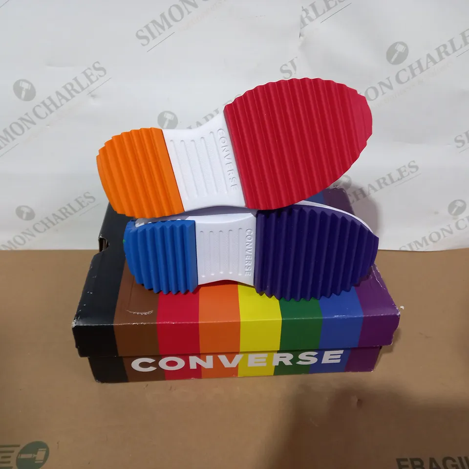 BOXED PAIR OF CONVERSE HIGHTOPS SIZE 5