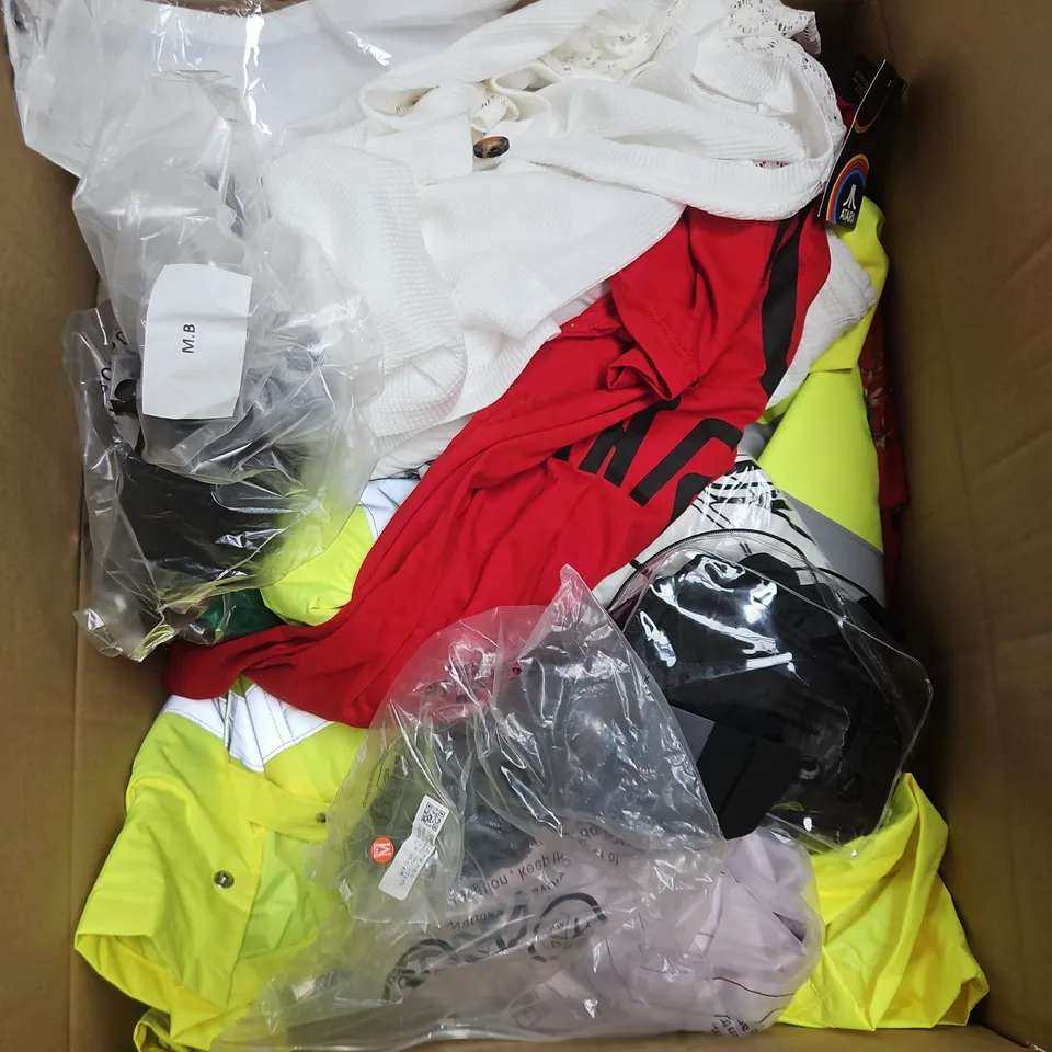 BOX OF APPROXIMATELY 20 ASSORTED CLOTHING ITEMS TO INCLUDE DRESS, SWIMWEAR, TSHIRTS, ETC
