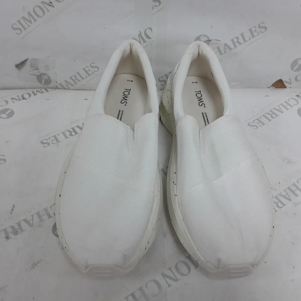 PAIR OF TOMS RAISED SLIP ON SHOES IN WHITE - M11
