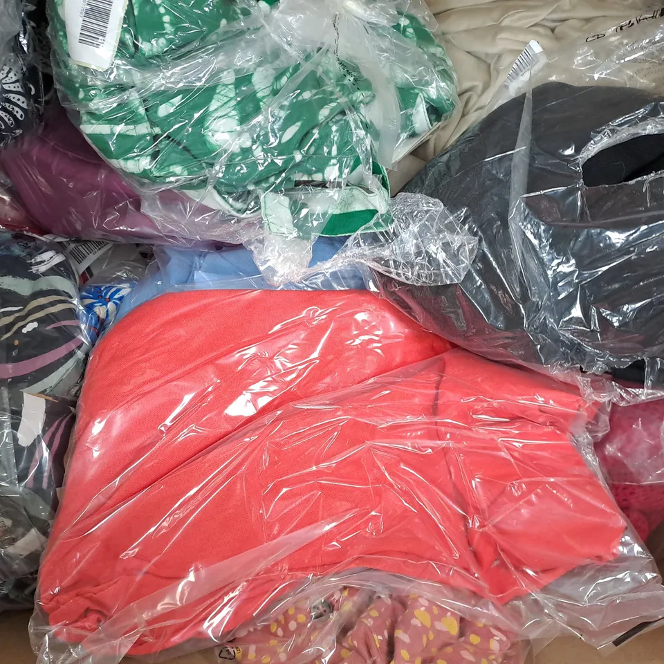 BOX OF APPROXIMATELY 15 ASSORTED HOUSEHOLD AND CLOTHING ITEMS IN VARIOUS STYLES, SIZES, AND COLOURS, ETC - COLLECTION ONLY