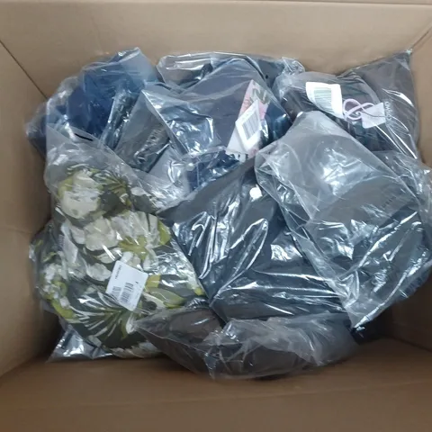 APPROXIMATELY 25 ASSORTED CLOTHING ITEMS TO INCLUDE TOPS, , JACKETS  ETC