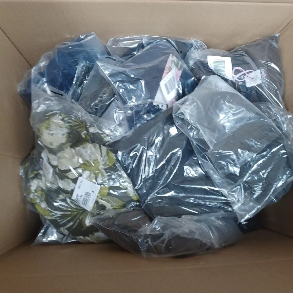 APPROXIMATELY 25 ASSORTED CLOTHING ITEMS TO INCLUDE TOPS, , JACKETS  ETC