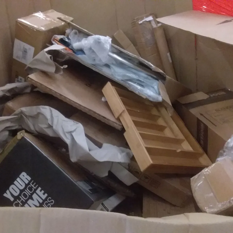 PALLET OF ASSORTED ITEMS INCLUDING WATER-PROOF FLOOR LINERS, MASS DYNAMIC TOILET SEAT, PRINCESS SMART TOWER FAN, HOLLYWOOD VANITY MIRROR, KALAMITICA MAGNETIC SYSTEM, NAVARIS SPICE RACK