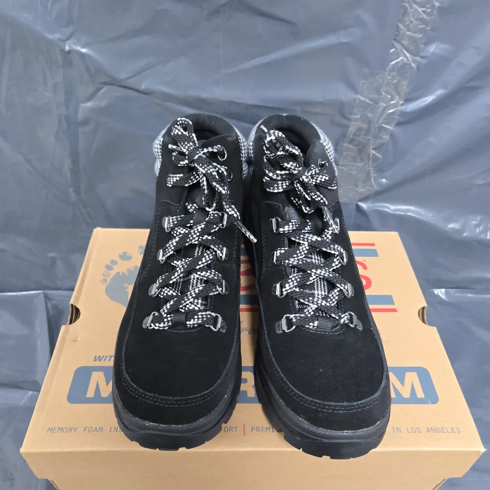BOXED PAIR OF BOBS FROM SKECHERS HIKING SHOES - WOMENS - UK SIZE 7