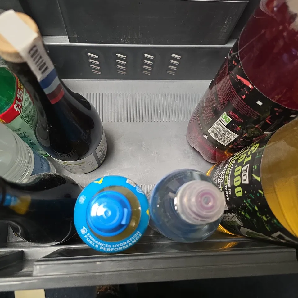 APPROXIMATELY 10 ASSORTED DRINKS ITEMS TO INCLUDE - LUCOZADE ORANGE , AMAZON COLA ETC