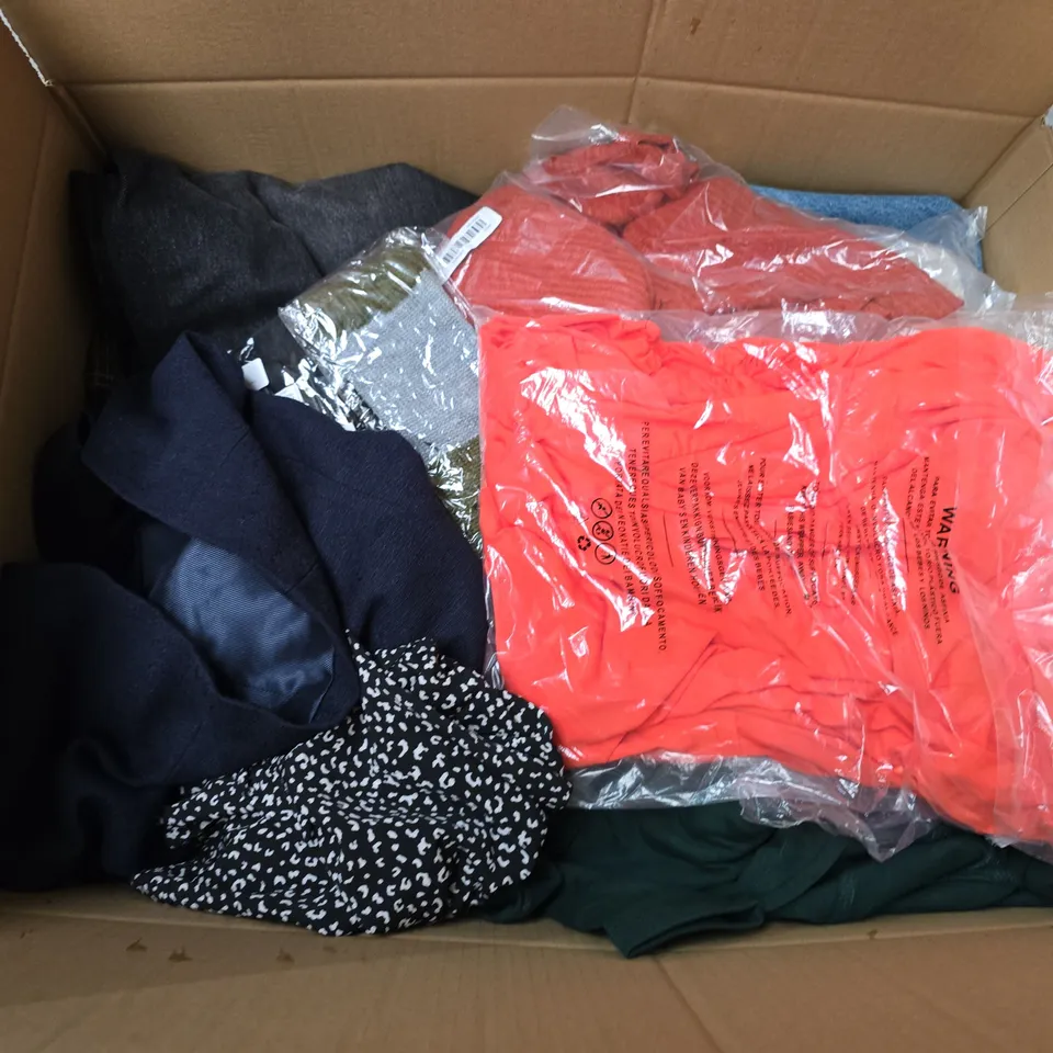 APPROXIMATELY 25 ASSORTED CLOTHING AND FASHION PRODUCTS IN VARIOUS STYLES AND SIZES - COLLECTION ONLY