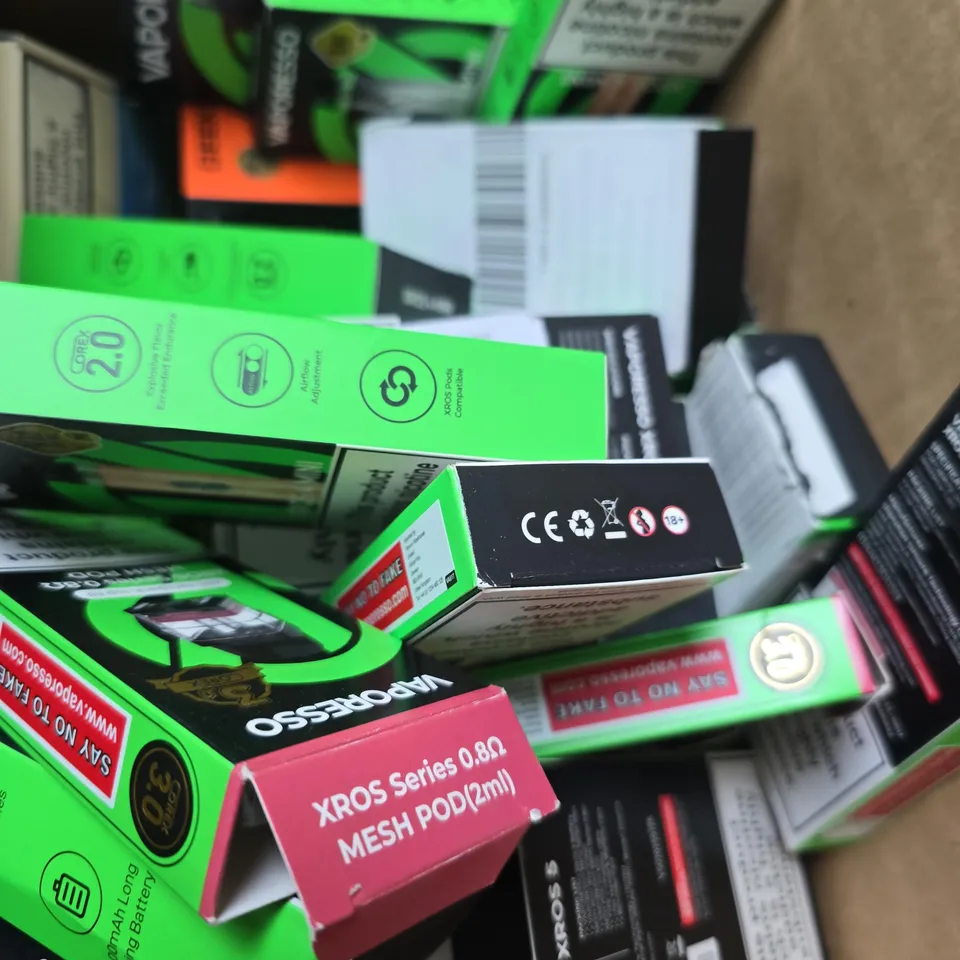 APPROXIMATELY 30 ASSORTED E-CIG PRODUCTS AND ACCESSORIES TO INCLUDE SMOK AND VAPORESSO 
