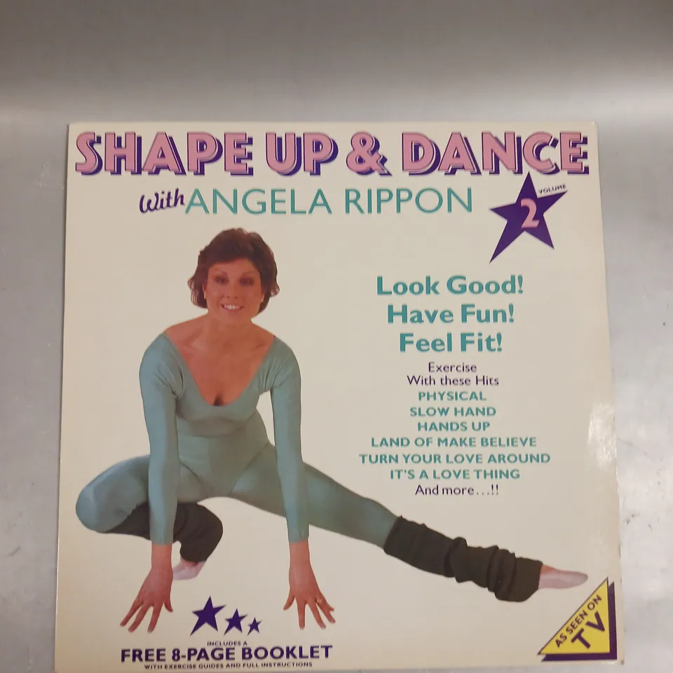 APPROXIMATELY 20 ASSORTED VINYL RECORDS TO INCLUDE THE SEEKERS, SILVEROLLER AT DAWN, THE THREE DEGREES ETC 