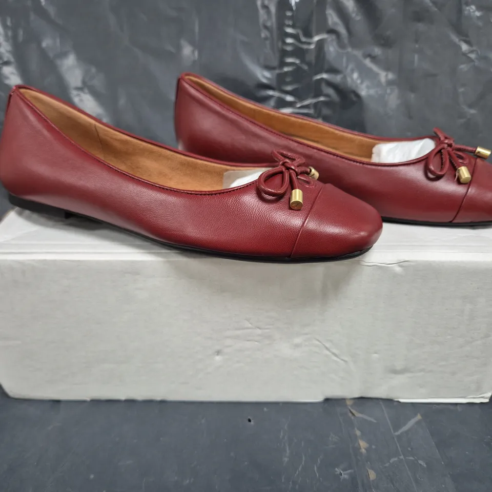BOXED PAIR OF VIONIC KLARA BALLET SHOES IN BURGUNDY SIZE 5.5