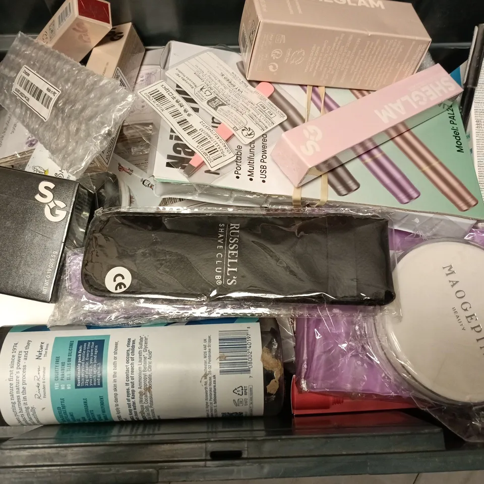 APPROXIMATELY 15 ASSORTED COSMETICS ITEMS TO INCLUDE NAIL DRILL MACHINE, FAITH IN NATURE BODY WASH, LA ROCHE POSAY EFFACLAR, ETC