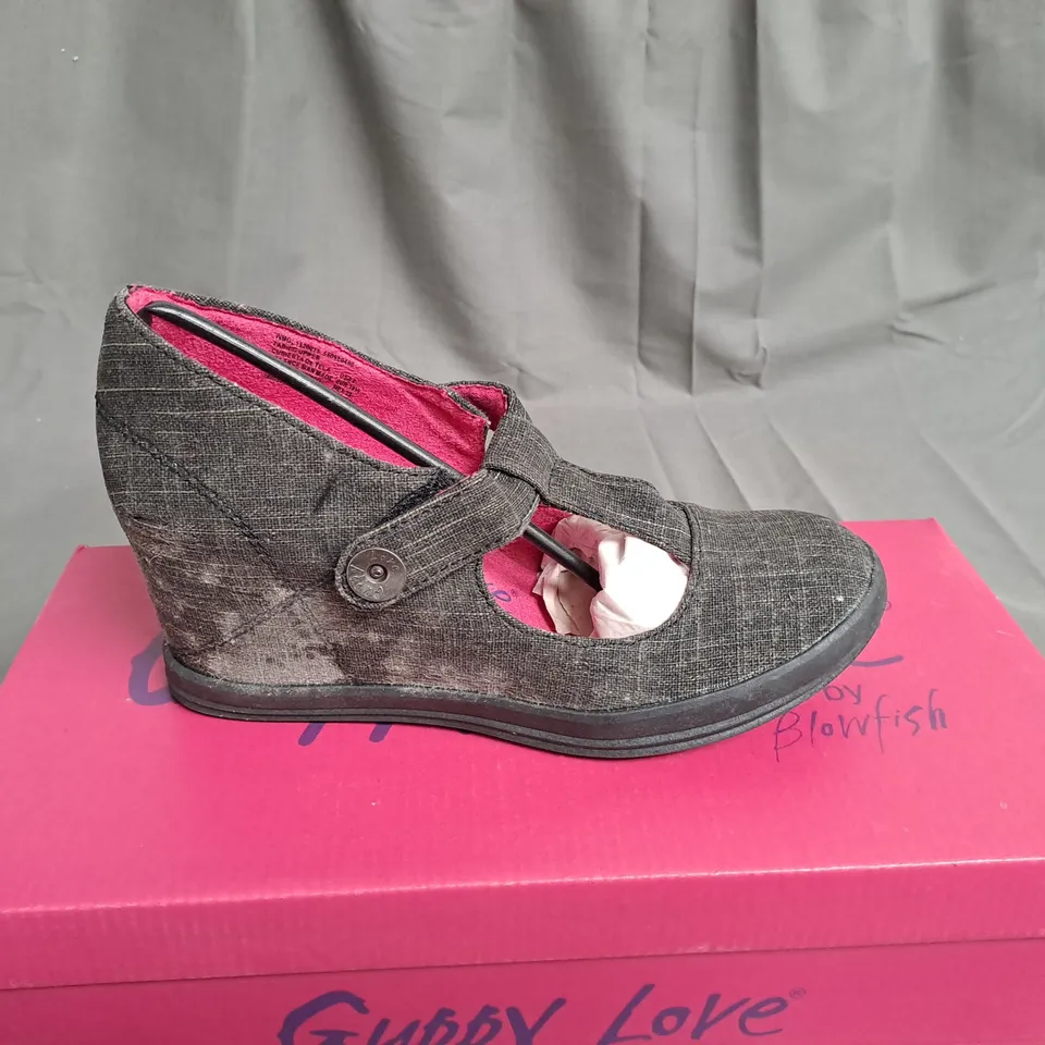 BOX OF APPROXIMATELY 10 PAIRS OF BLACK GUPPY LOVE WEDGE SHOES IN VARIOUS SIZES 