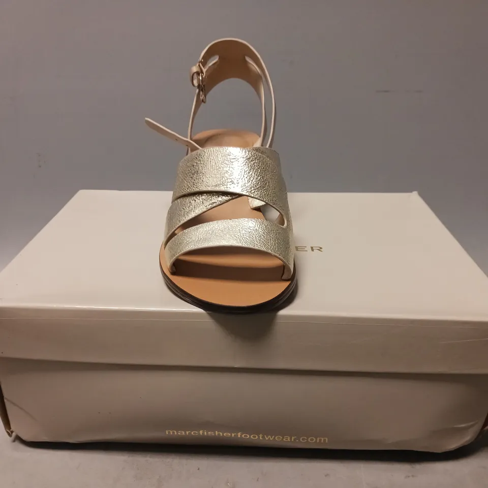 BOXED PAIR OF MARC FISHER OPEN TOE LOW BLOCK HEEL SANDALS IN METALLIC GOLD SIZE 7
