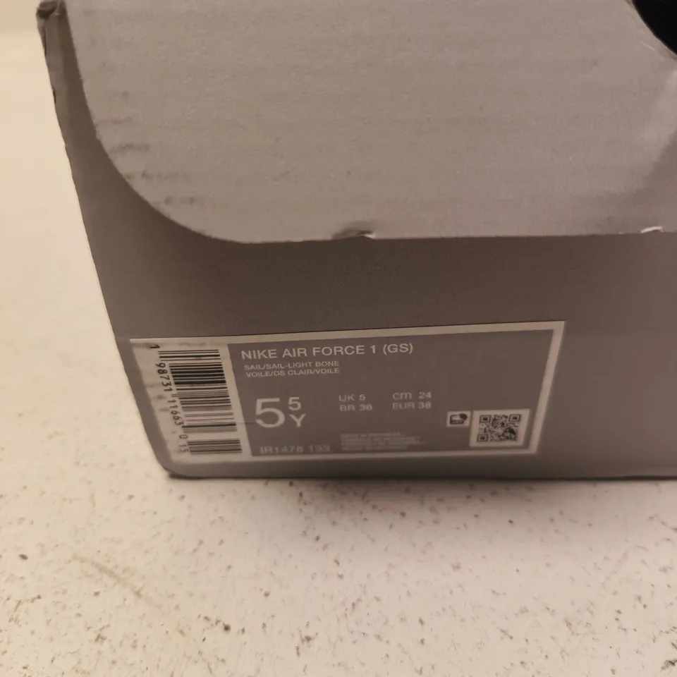 NIKE AIR FORCE 1 GS SNEAKERS – LIGHT GREY/WHITE, UK 5 (GS)