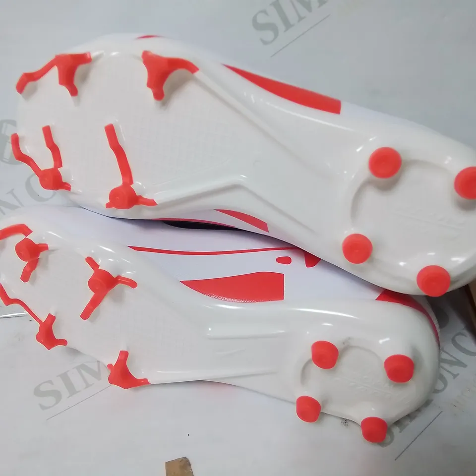 NIKE JUNIOR ZOOM SUPERFLY FOOTBALL BOOTS IN WHITE - UK 3
