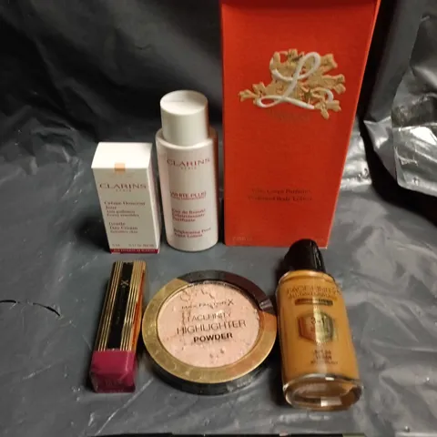 APPROXIMATELY 15 ASSORTED BEAUTY & COSMETIC PRODUCTS TO INCLUDE HIGHLIGHTER POWDER, BODY LOTION, CLARINS BRIGHTENING LOTION ETC