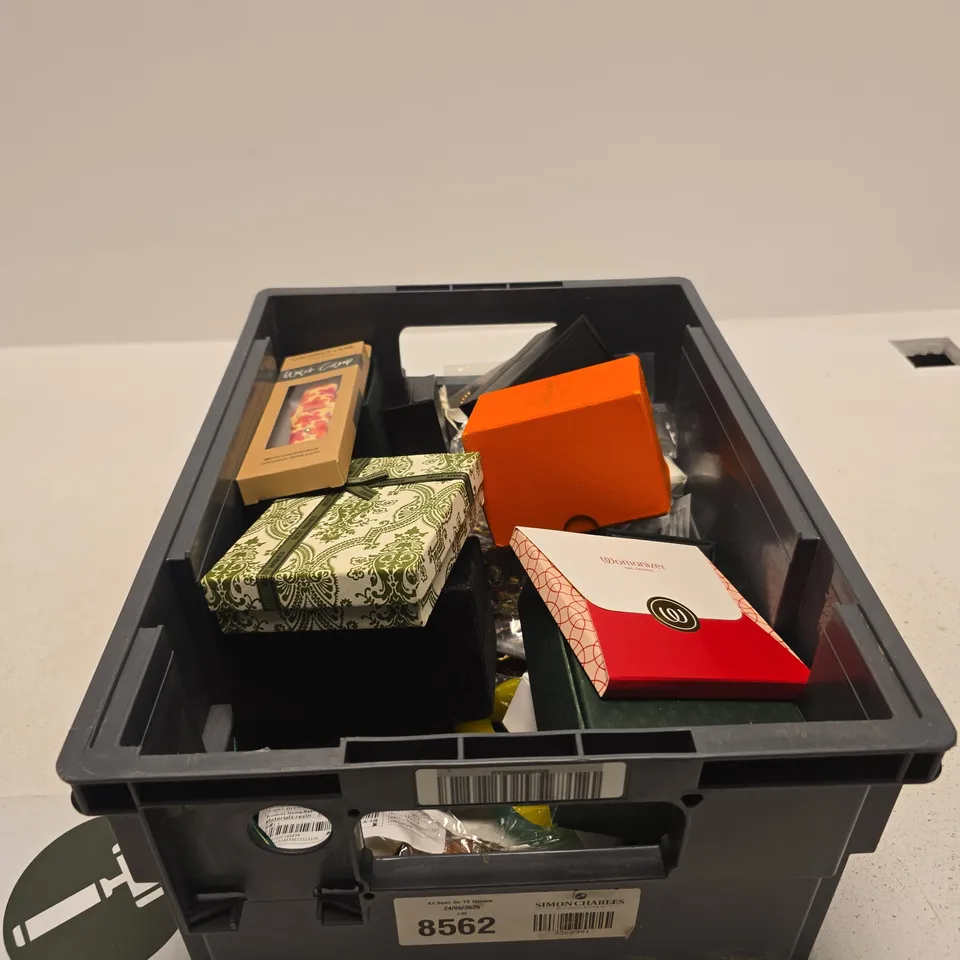 TOTE OF APPROXIMATELY 20 ASSORTED JEWELLERY/JEWELLERY BOXES TO INCLUDE WOMANIZER, COCONUT LANE LONDON WATCH STRAP, TIME CORRIDOR, CASIO ETC