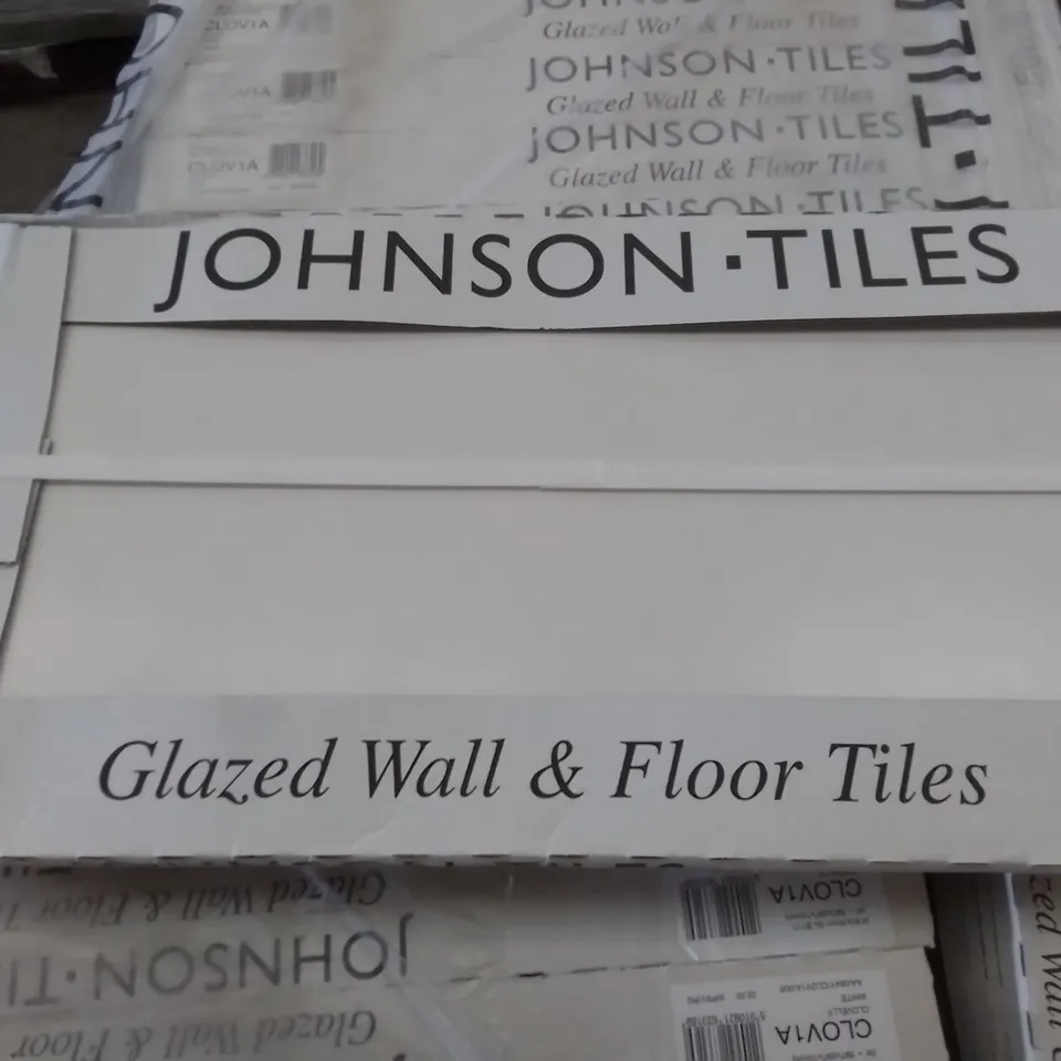 PALLET TO CONTAIN APPROXIMATELY 40 X PACKS OF JOHNSON CLOVELLY WHITE GLAZED WALL & FLOOR TILES - 5 TILES PER PACK // TILE SIZE: 597 X 297 X 10MM