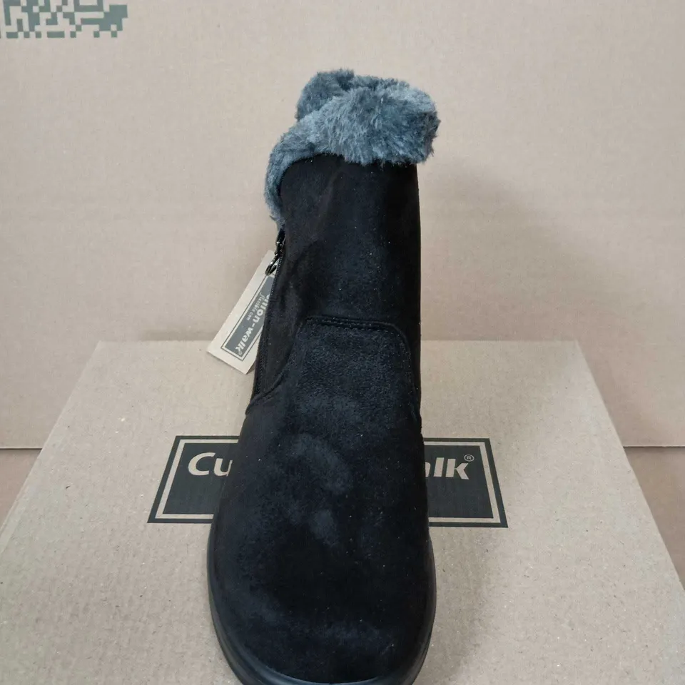 BOXED PAIR OF WOMEN'S SUEDE ANKLE BOOTS WITH FAUX FUR TRIM – BLACK - UK SIZE 5