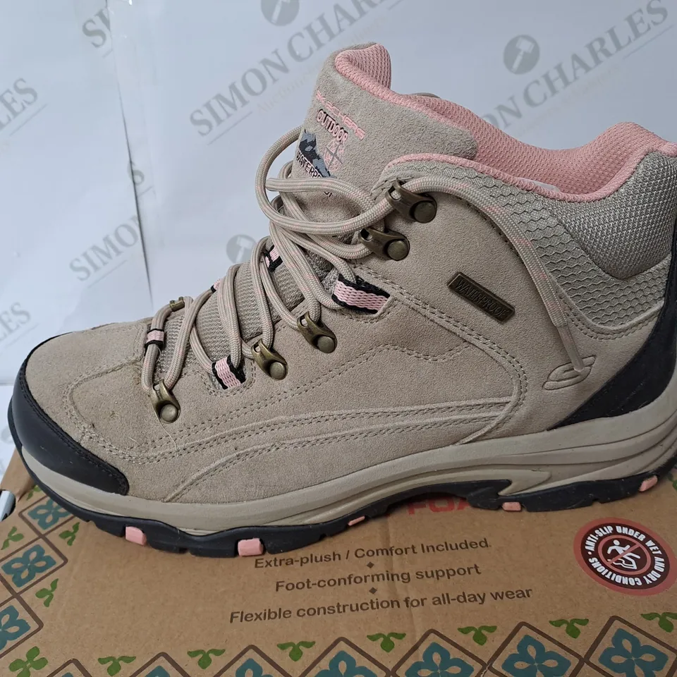 SKETCHERS WATERPROOF BOOT SIZE 8