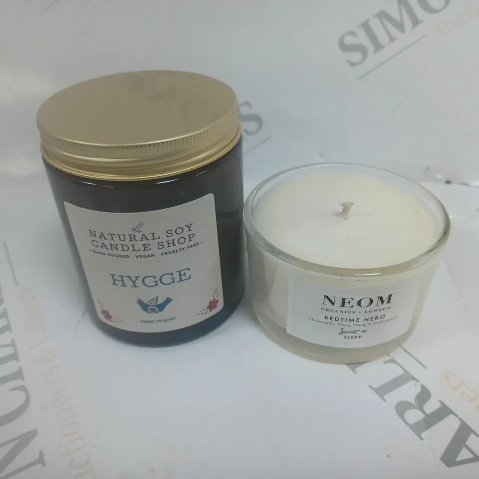 BOX OF TWO SCENTED CANDLES - HYGGE & NEOM
