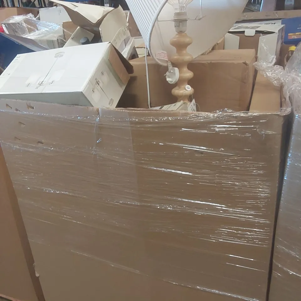 PALLET CONTAINING A VERY LARGE QUANTITY OF ASSORTED DESIGNER LIGHTING PRODUCTS TO INCLUDE: CEILING LIGHTS, WALL LIGHTS, FLOOR LAMP ECT