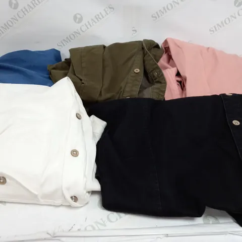BOX OF APPROXIMATELY 20 DENIM TO INCLUDE BLACK, PINK, WHITE ETC