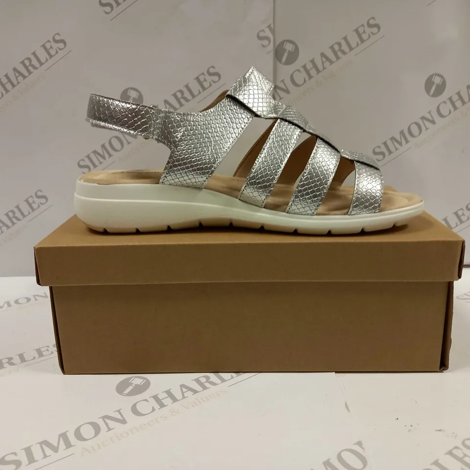 BOXED PAIR OF CUSHION WALK ONE TOUCH CLOSE SANDALS IN SILVER - SIZE 7