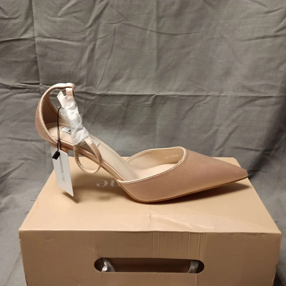 BOXED PAIR OF BE MINE WIDE FIT BRIDAL VENNIE BLUSH SATIN HEELS – UK 7